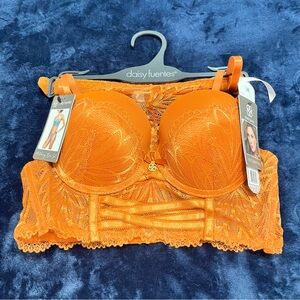 Daisy Fuentes Intimates lace matching bra set in sun coral sizes 34B , 34C NWT